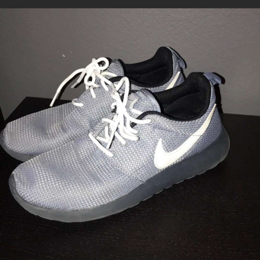 Nike roshe sneakers